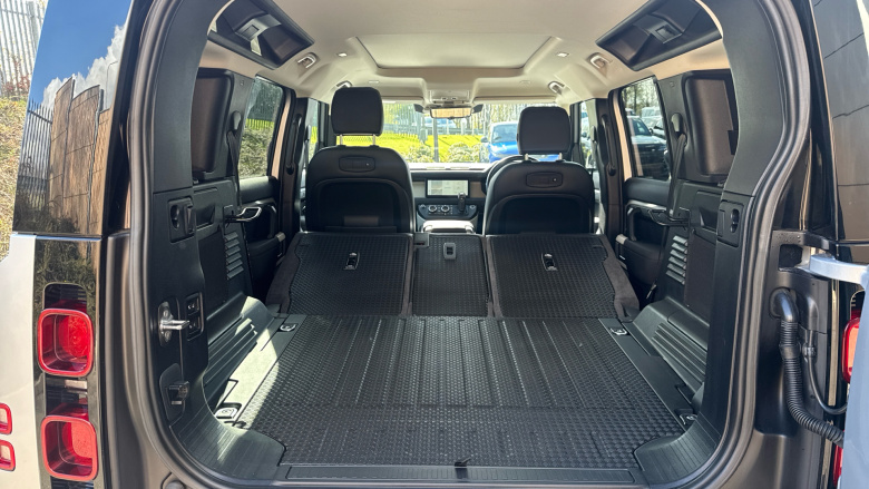 Land Rover Defender 3.0 D300 SE 110 5dr Auto Diesel Estate